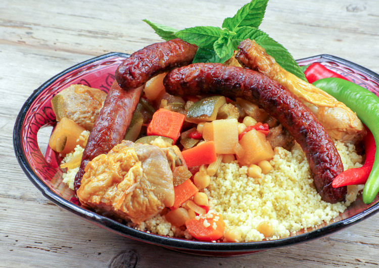 Couscous Royal présenté dans un grand plat